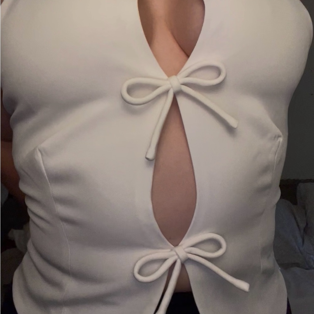Elegant Cream Sleeveless Top with Bow Accents - Picture 7 of 7